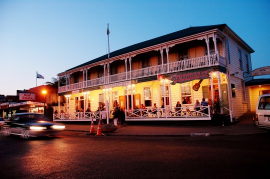 Hwt24_raglan-harbour-view-hotel